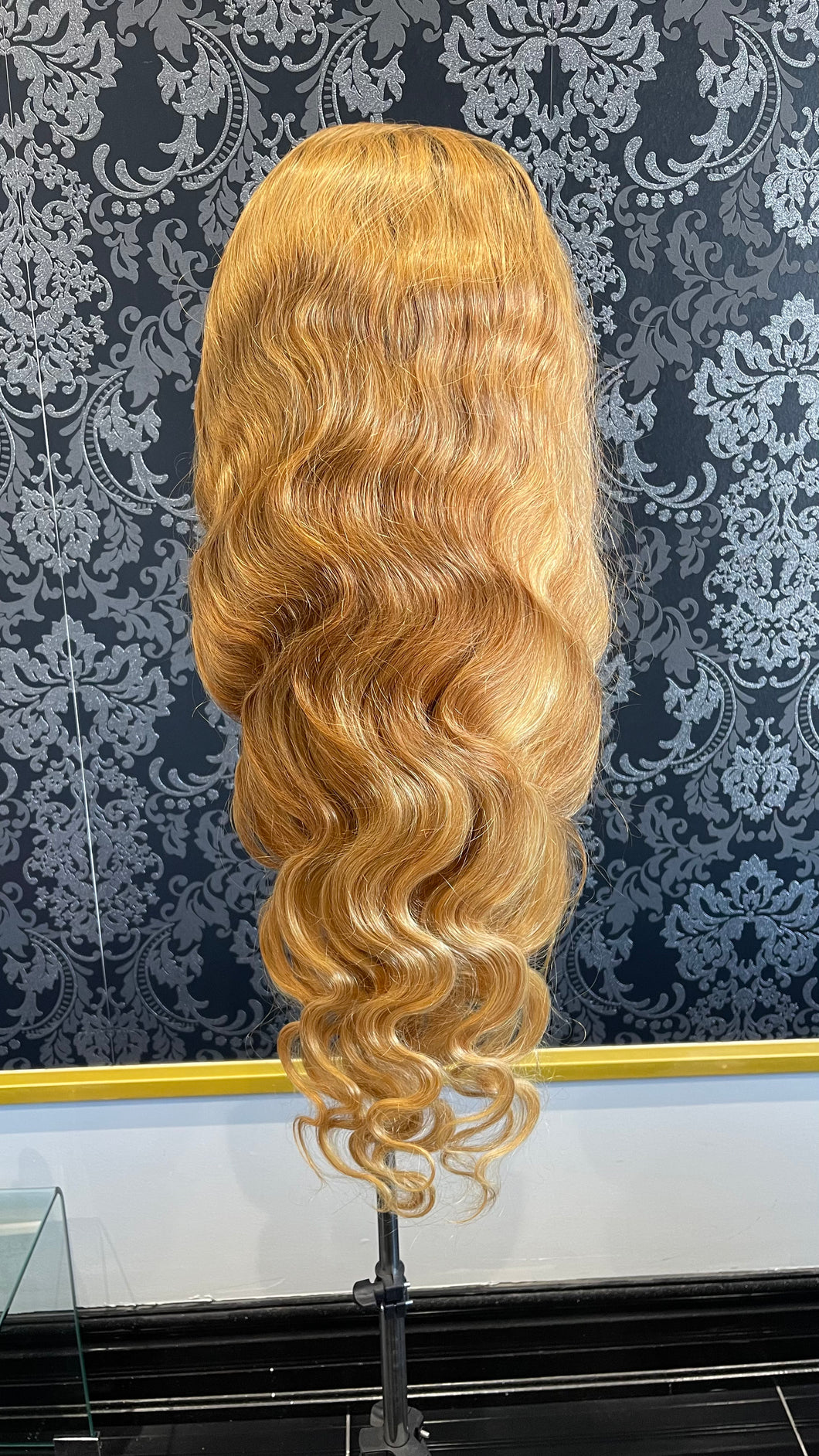 ESSTIQ HD Luxury Lace Front Wig - Honey Blonde Body Wave 13x6